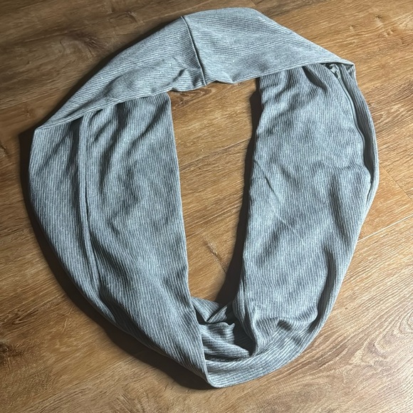 Convertible Infinity Scarf with Pocket| Shimmer Grey - Picture 5 of 5